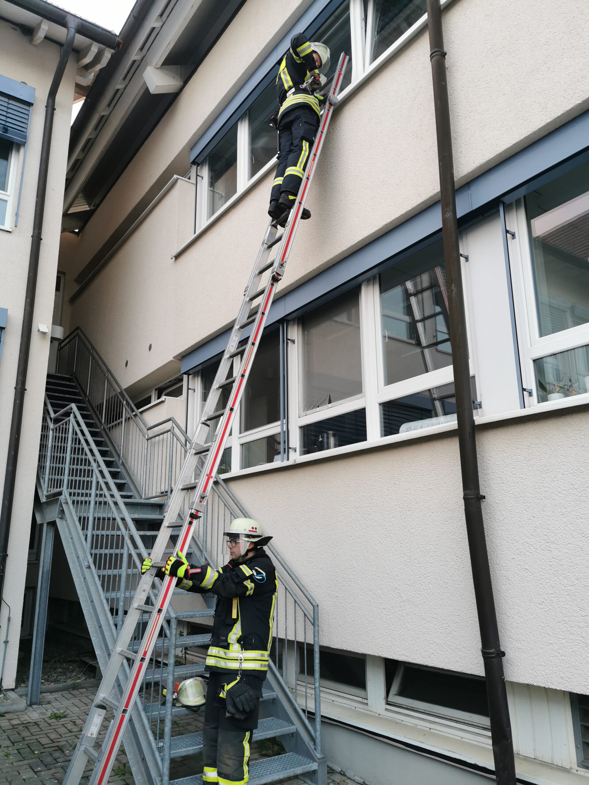 Tragbare Leitern und Fensteröffnung