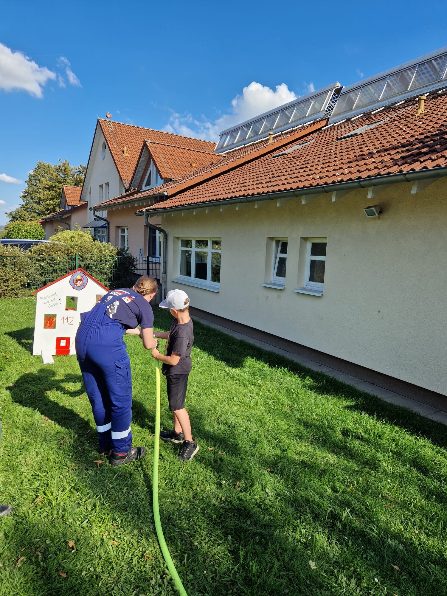 Jugendfeuerwehr beim Sommerfest der Villa Kunterbunt